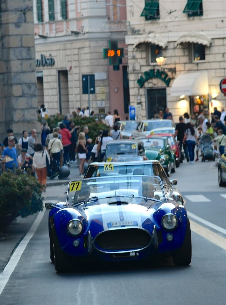 AC Cobra del 1969 in attesa della partenza da Via Roma