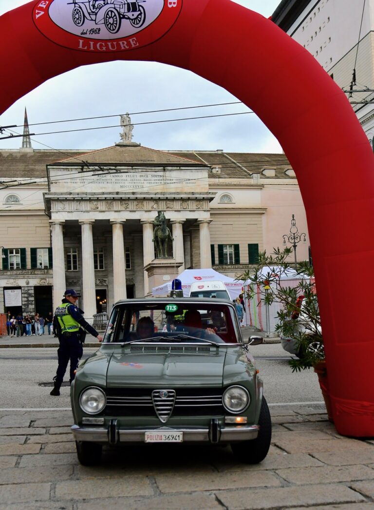 Alfa Giulia della Polizia di Stato del 1969 in Piazza De Ferrari