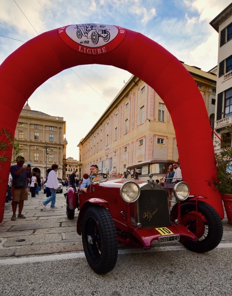 Alfa Romeo 6C MMS del 1928 in Piazza De Ferrari
