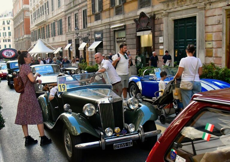 Auto storiche in attesa della partenza