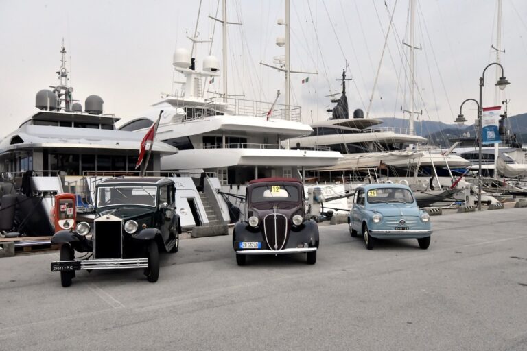 Auto storiche sulla banchina di Marina Aeroporto