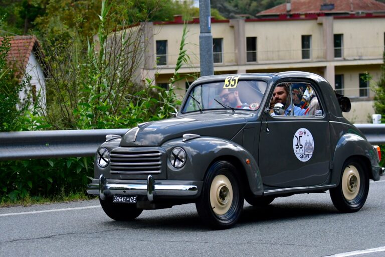 Enrico De Rossi su Fiat 500 C del 1952