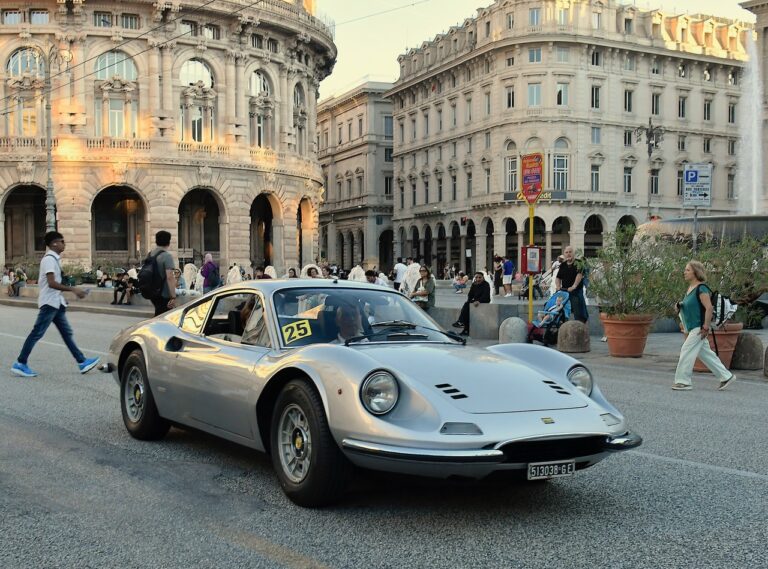 Ferrari Dino del 1972 in Piazza De Ferrari
