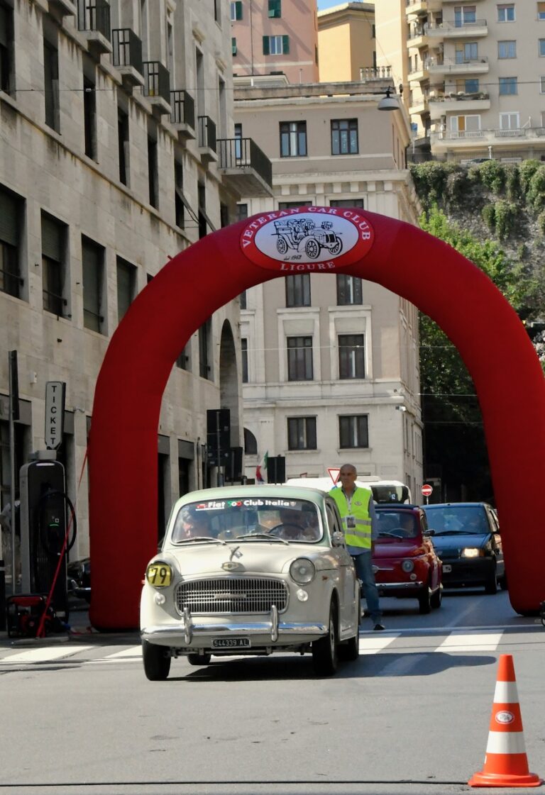 Fiat 1100103 alla partenza della prova di regolarità