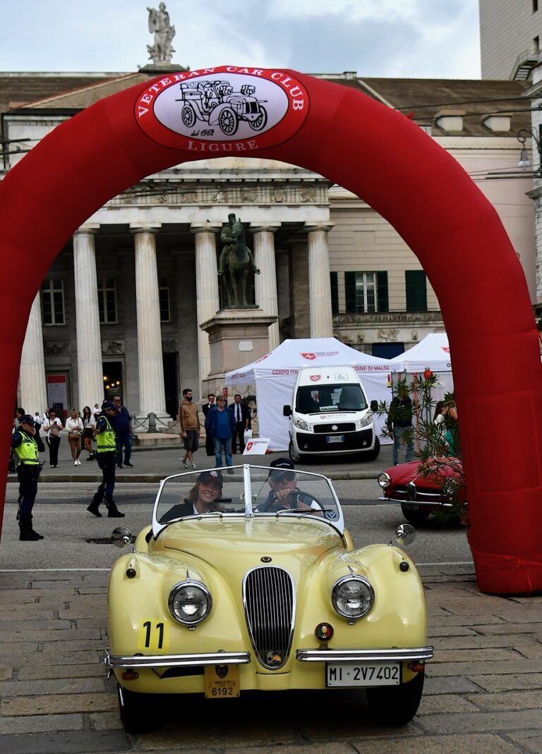Jaguar XK 120 Ots del 1951 in Piazza De Ferrari
