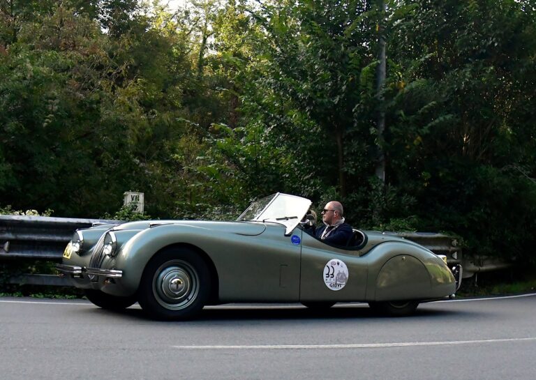 Marco Carrera su Jaguar XK 120 Ots del 1951
