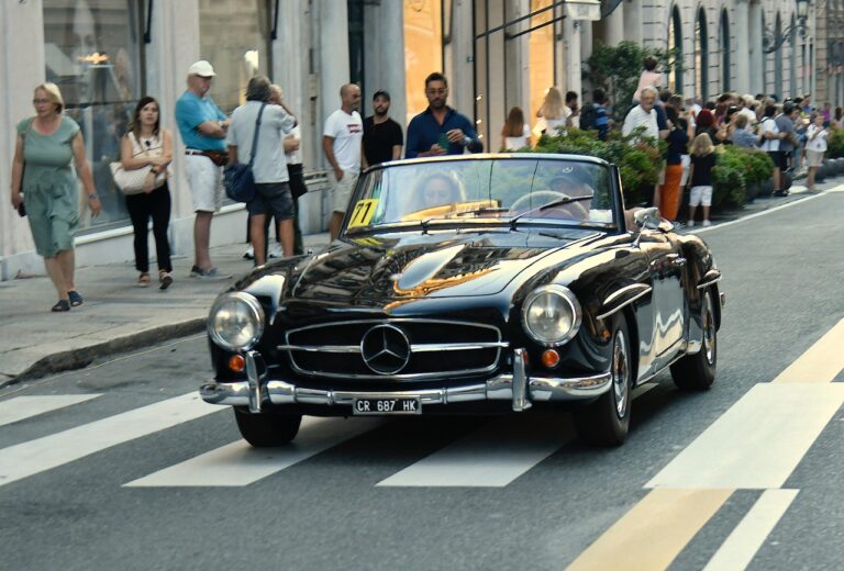 Mercedes SL in Via Roma impegnata nelle prove di precisione