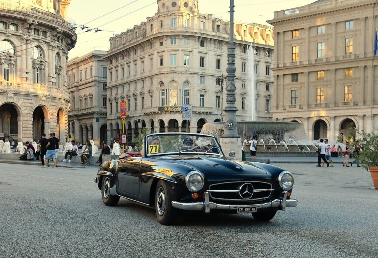 Mercedes Sl degli anni 50 in Piazza De Ferrari