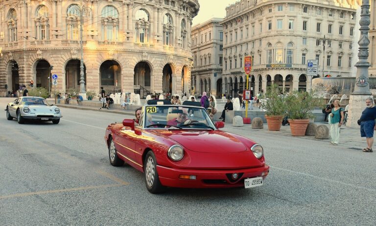 Una Alfa spider ed una Ferrari Dino in Piazza De Ferrari
