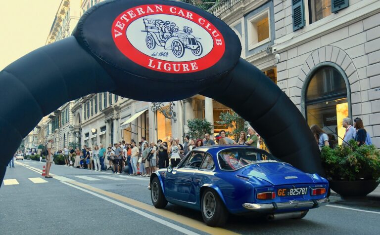 Una Alpine Renault alla partenza in Via Roma