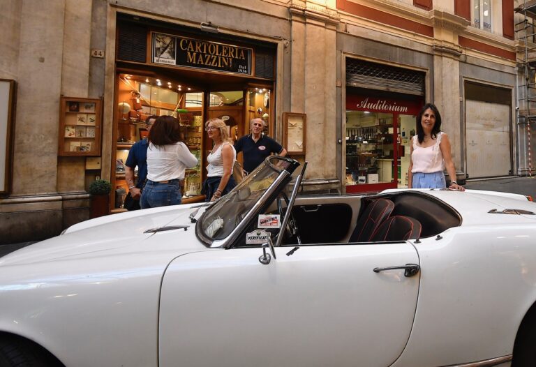 auto esposte in Galleria Mazzini 3