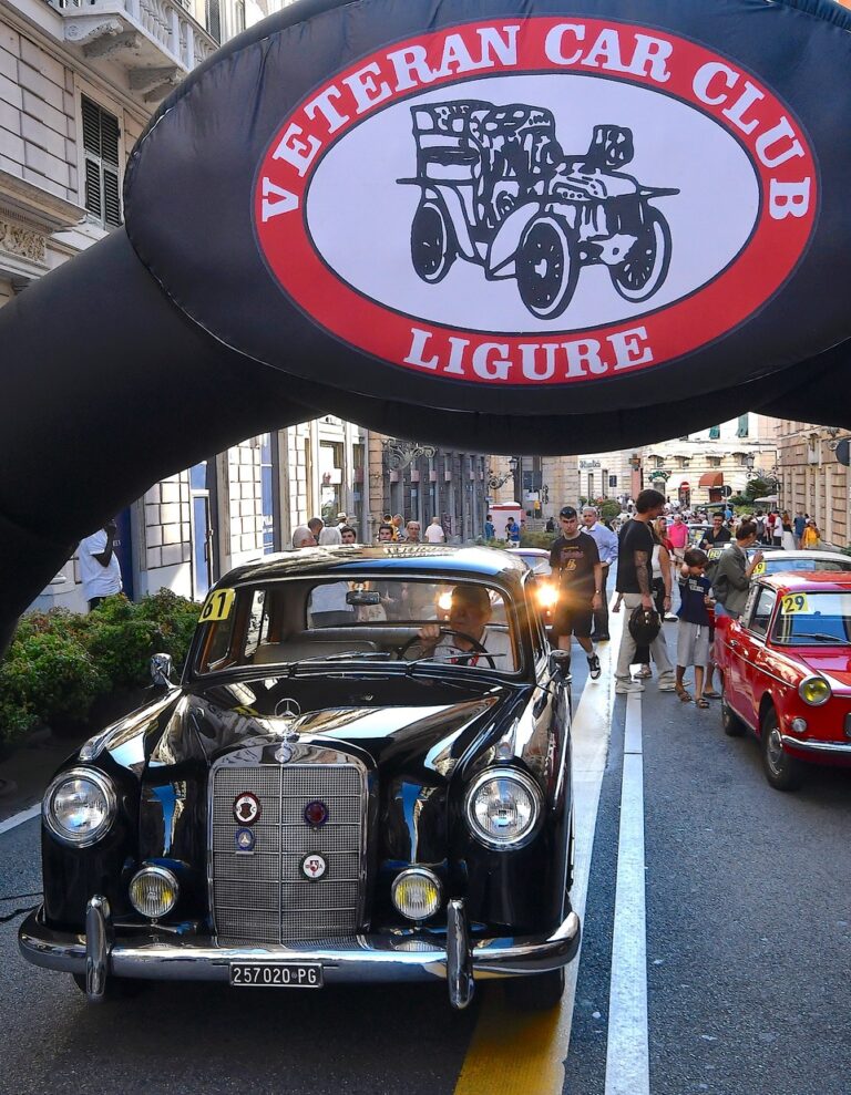 auto storiche incolonnate in Via Roma prima del via